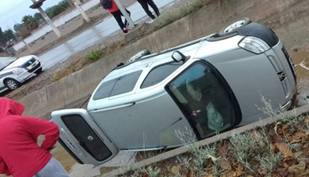 Una camioneta se despistó y cayó al canal
