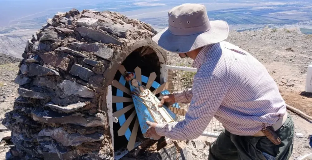 Los vecinos reconstruyeron las grutas vandalizadas en las Sierras Azules
