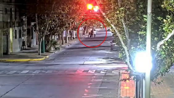 [VIDEO] El desesperado pedido de auxilio de una mujer mientras era acosada por su ex