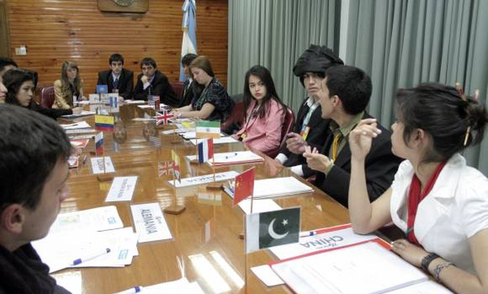 Los jóvenes debaten  sobre los conflictos