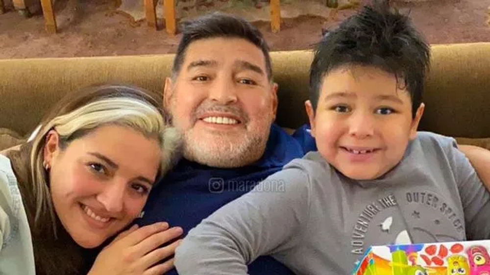 Maradona junto a Jana y Dieguito Fernando, hoy de 12 años.