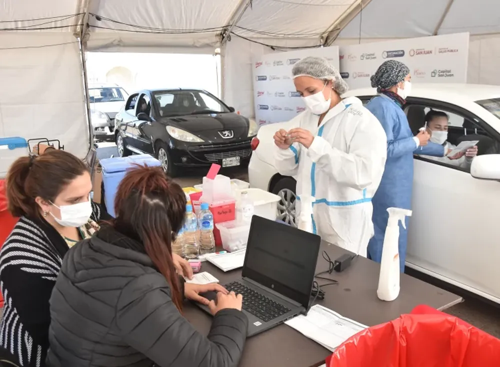 Los mayores de 18 años pueden ir a vacunarse con la primera dosis sin sacar turno