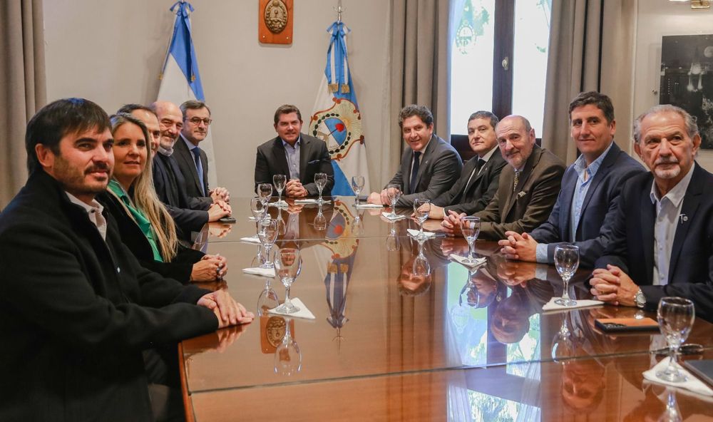 Orrego y los directivos de la UIA y la UISJ.