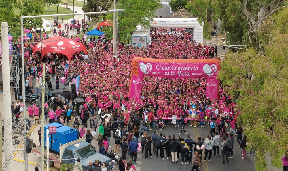 Más de 4 mil personas corrieron este sábado en una nueva edición de la Maratón por el cáncer de mama. Fotos: Daniel Arias.