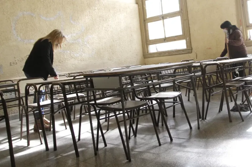 Más estricto que lo previsto: al menos dos semanas sin estudiantes en las escuelas