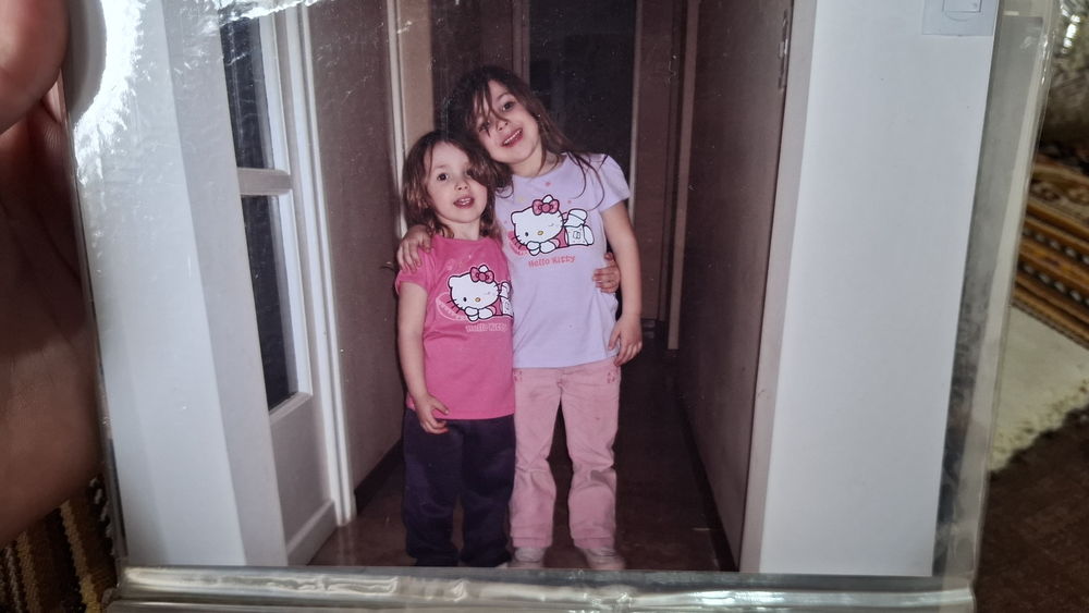 Las hermanas sean unidas. Una foto de ambas cuando eran pequeñas.