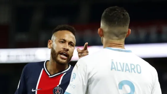 Clásico muy caliente en París: cinco rojas, polémica y duras acusaciones