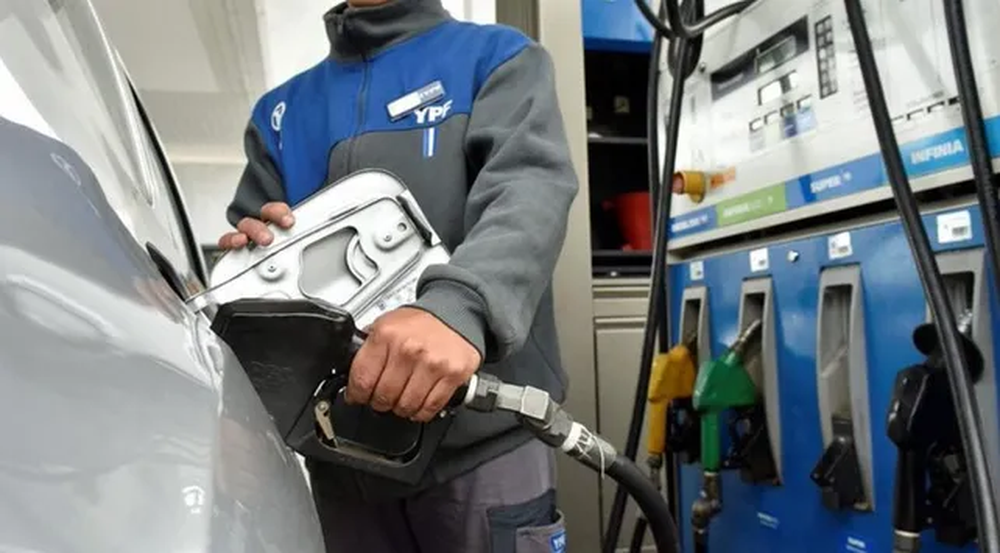 El Gobierno actualizó los impuestos al combustible y desde el domingo aumentarán la nafta y el gasoil