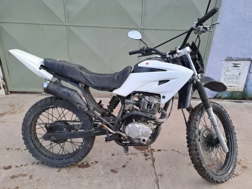 La moto que había robado el delincuente, junto a una bicicleta y otros efectos.