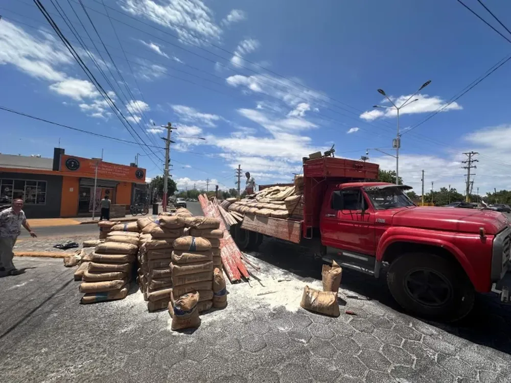 El viejo camión con la carga volcada. Fotos: Daniel Arias