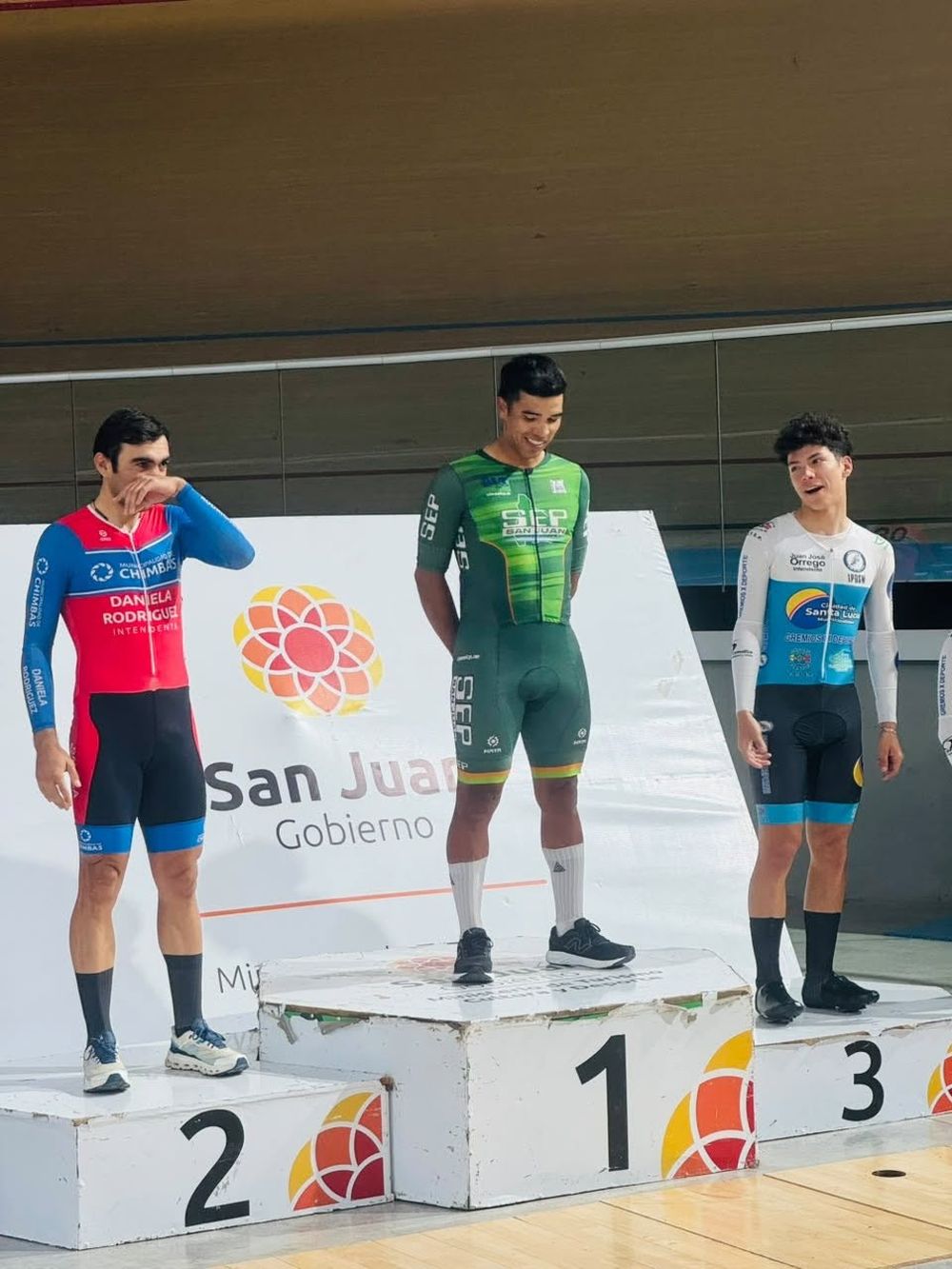 Podio. Ruiz Calle, del SEP, se quedó con la fecha del ciclismo Pista de la Federación.