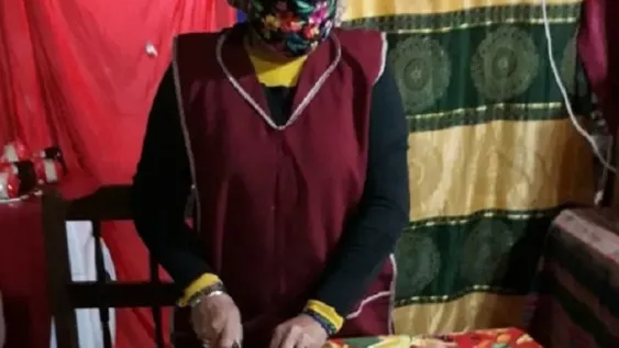 Camina 5 horas diarias en busca de ayuda para alimentar a niños