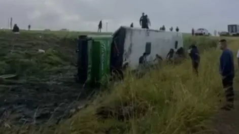 Volcó un micro que viajaba a Mar del Plata y fallecieron dos personas