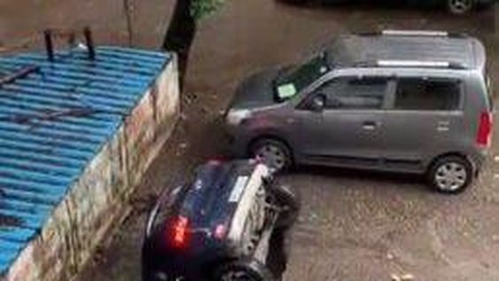 Impresionante, un auto estacionado se hundió en segundos