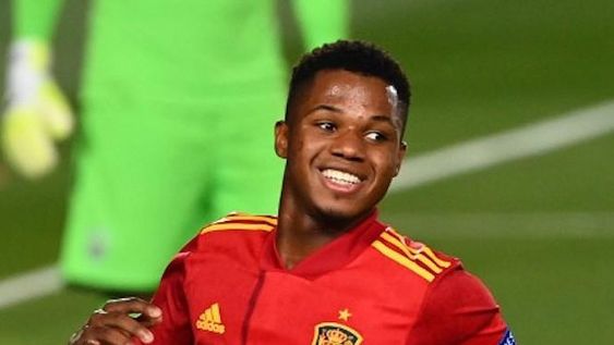 España goleó y lidera su grupo