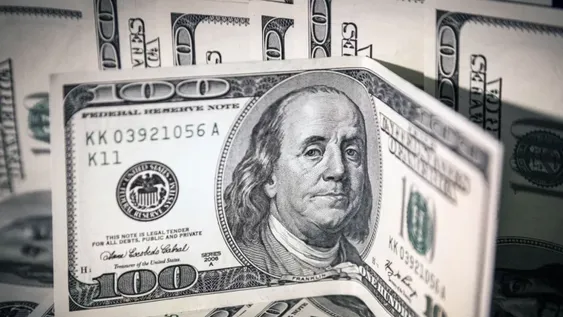 El dólar blue trepó 10 pesos en el último día de la semana y se negoció en $340