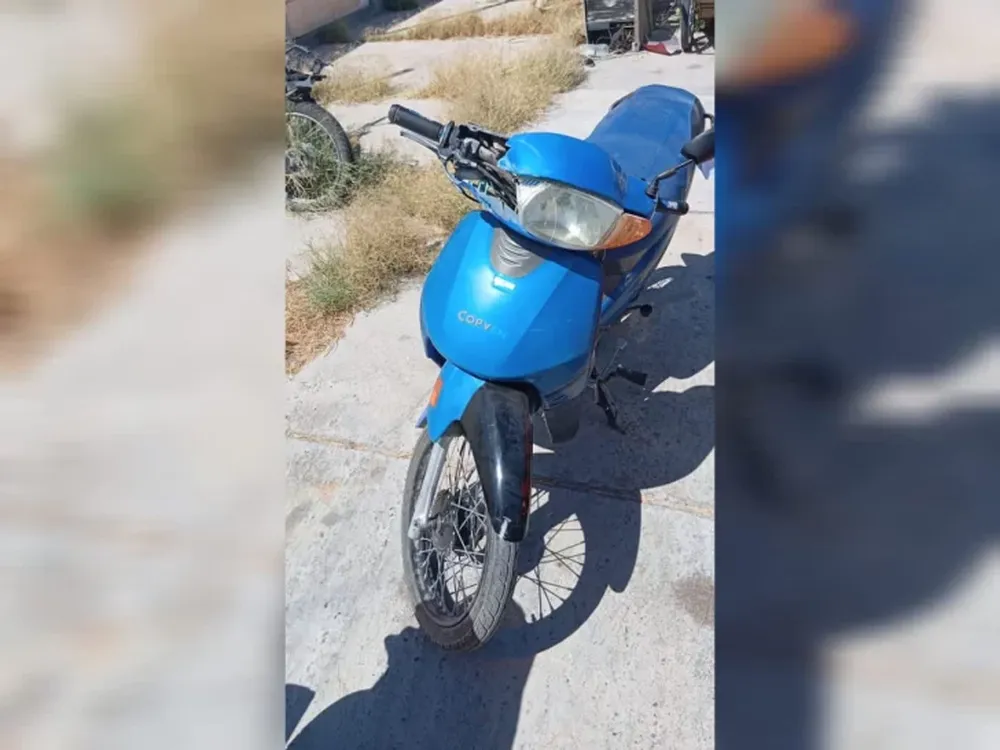 Iba en moto, se quedó sin frenos y terminó su marcha contra una casa