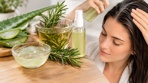 Tras ponerte tres cucharadas de aloe vera y romero en el pelo, se eliminará la caspa y frenará la caída.