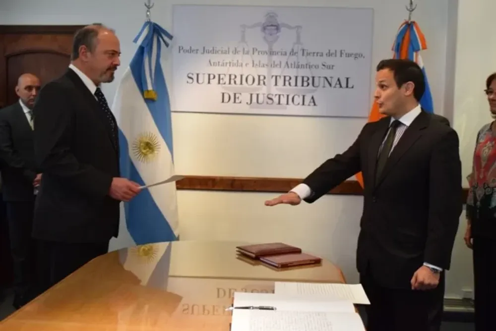A la derecha, el juez Andrés Leonelli jurando su cargo.