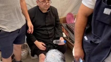 El ejército israelí bombardeó la única iglesia católica de Gaza a cargo de un cura argentino