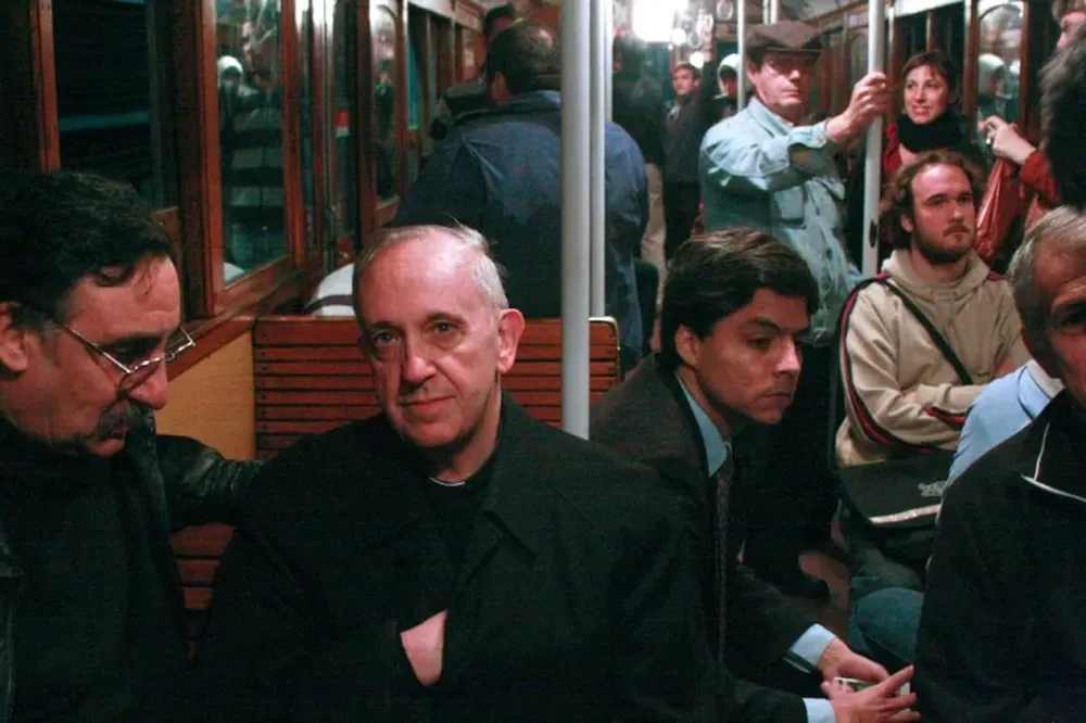 La historia detrás de la foto de Bergoglio en la Línea A del subte