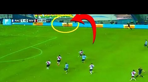 Captura de la televisación del partido entre River y Racingen la que se asegura que pudo verse el fantasma del wingderecho.