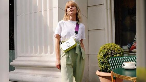 Sandalias de tiras por encima del pantalón: la nueva moda de 2020