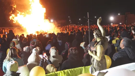 Devoción, en la vuelta de la gran fogata