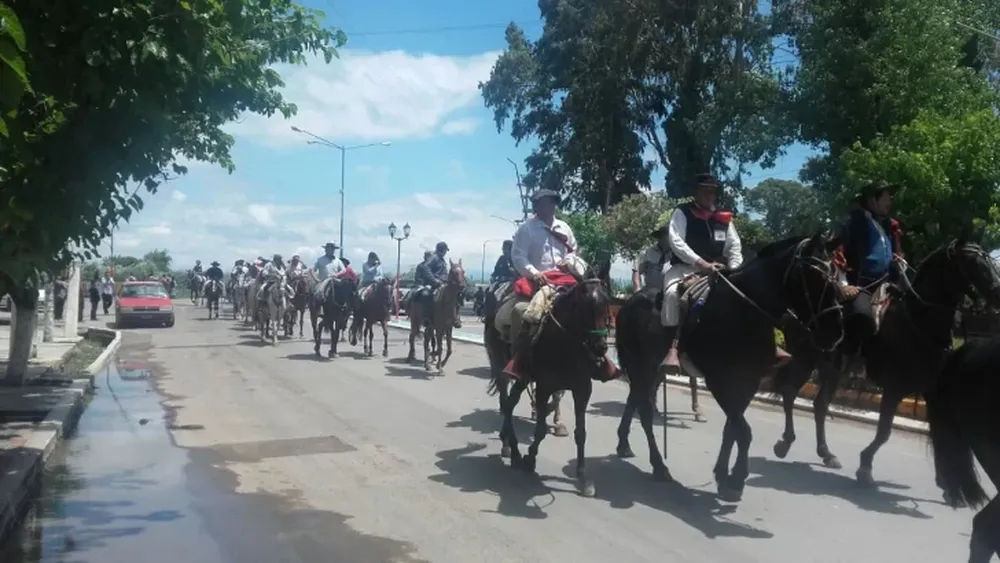 Unos 300 gauchos desafiaron a la lluvia en la Cabalgata de la Hermandad