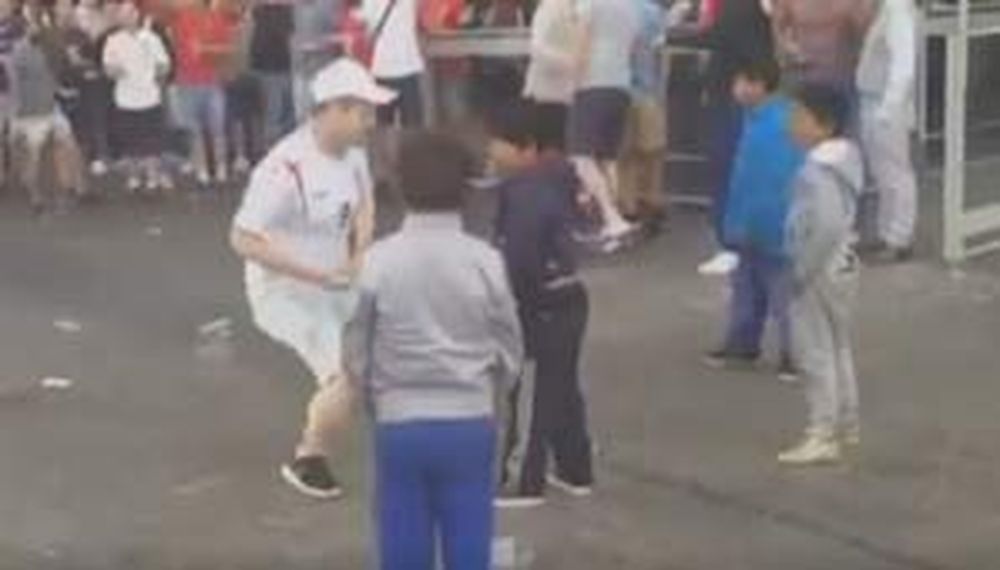 Los hooligans humillaron a nenes en las calles de Francia