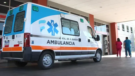 Peleó con el hijo adolescente de su pareja y recibió un puntazo en el pecho