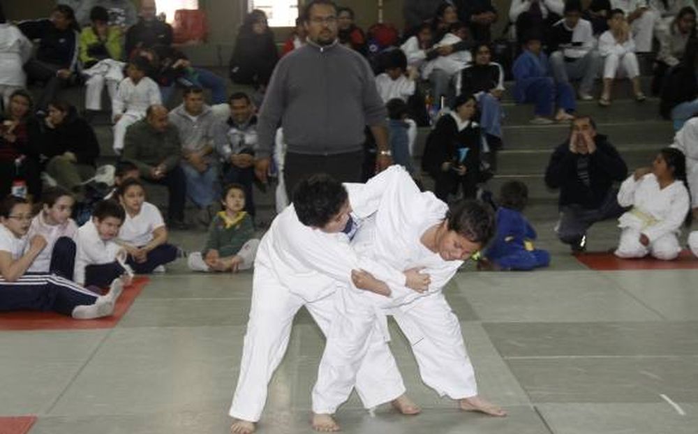 Niños que aprenden sobre respeto al tirar al oponente