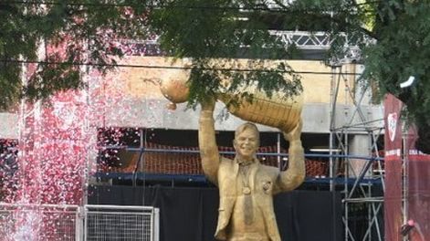 El detalle de la estatua de Gallardo que revolucionó las redes y generó memes