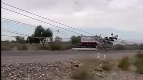 Un camión volteó un poste de energía cercanos a la Estación Transformadora de La Bebida
