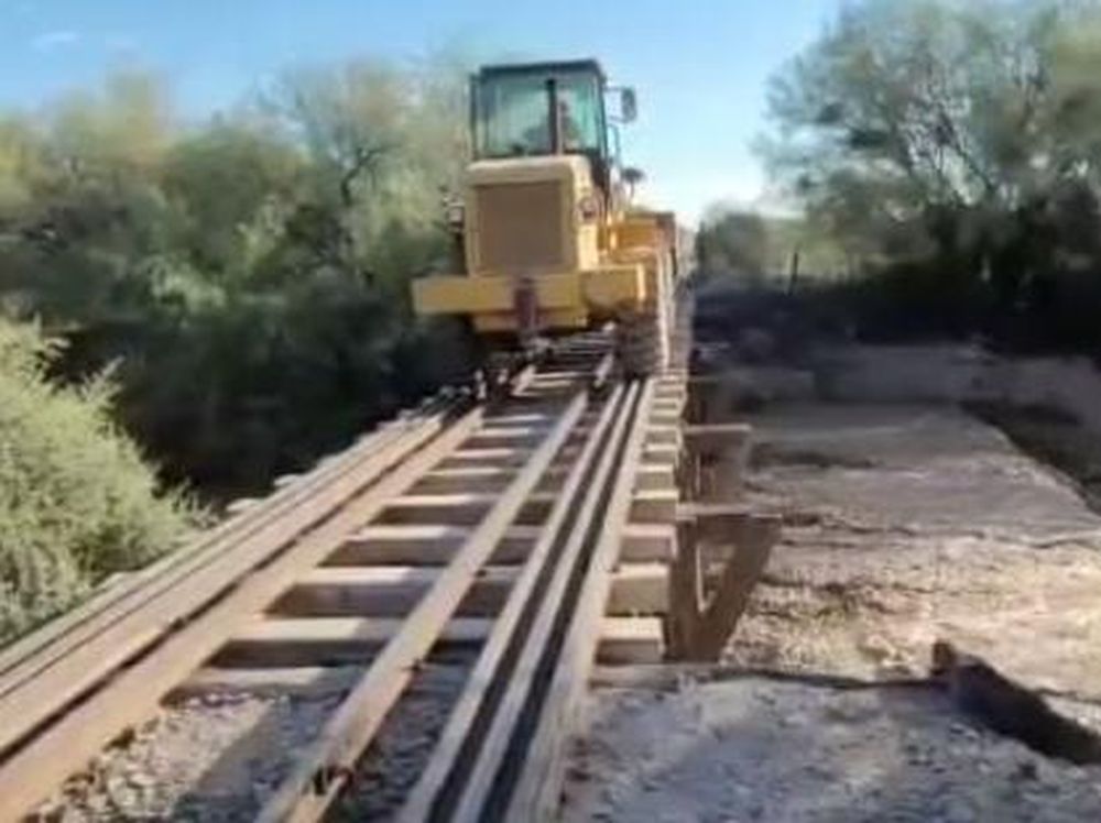 Anciano murió y fue trasladado en retroexcavadora porque la crecida inahibilitó el camino