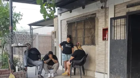 Mirta y Roberto, los abuelos de Emir, frente a su casa en el barrio Valle Grande, junto a familiares. Aún conmocionados, relataron cómo fue la noche en la que su nieto de 5 años murió alcanzado por una bala.