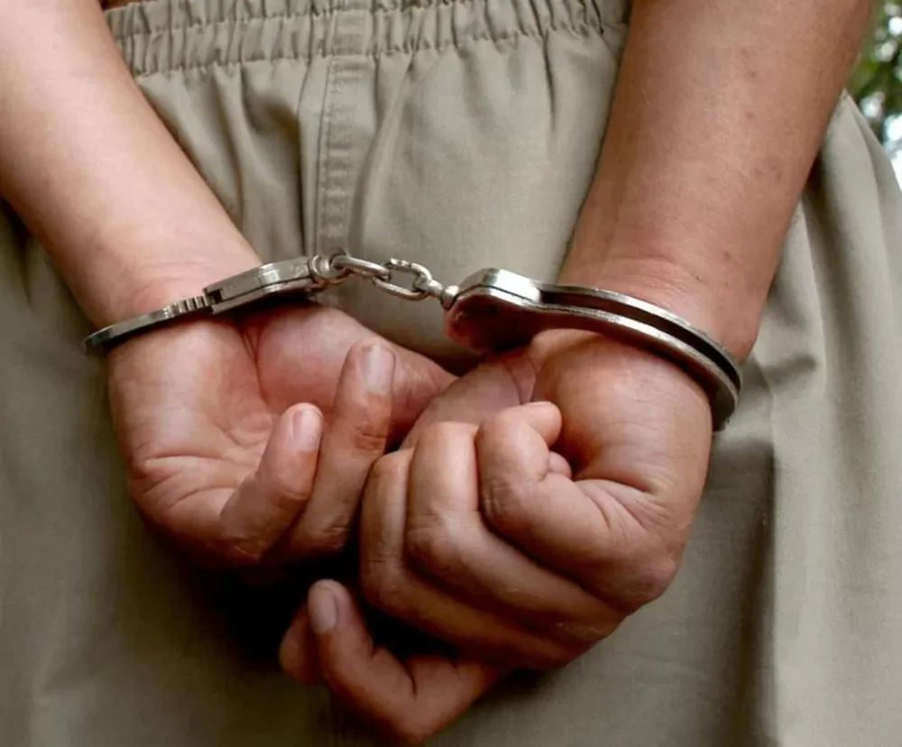 Rompió la puerta de la casa de su pareja, le dañó el auto y la golpeó: quedó detenido