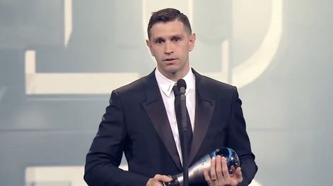 El “Dibu” Martínez hizo historia y fue elegido por la FIFA como mejor arquero del mundo