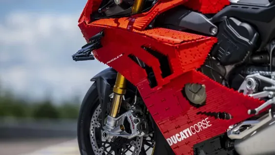 Construye una moto Ducati con 15.000 ladrillos de Lego