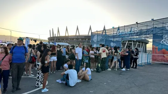 Fanáticos de Nicki Nicole, desde temprano haciendo fila para estar cerca del escenario