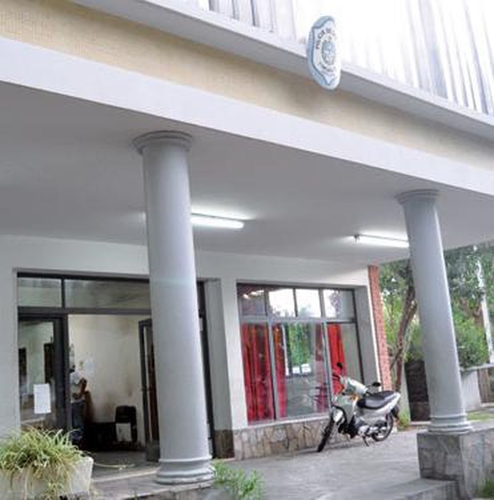 Le tiró con una silla a su hermana cuando discutían por bienes de una casa