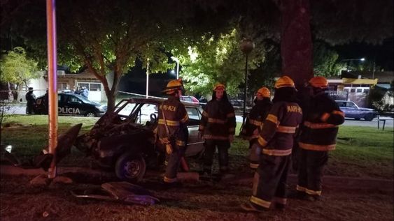 Iba borracho, chocó contra un poste y mató a su pareja y su hija de 11 meses