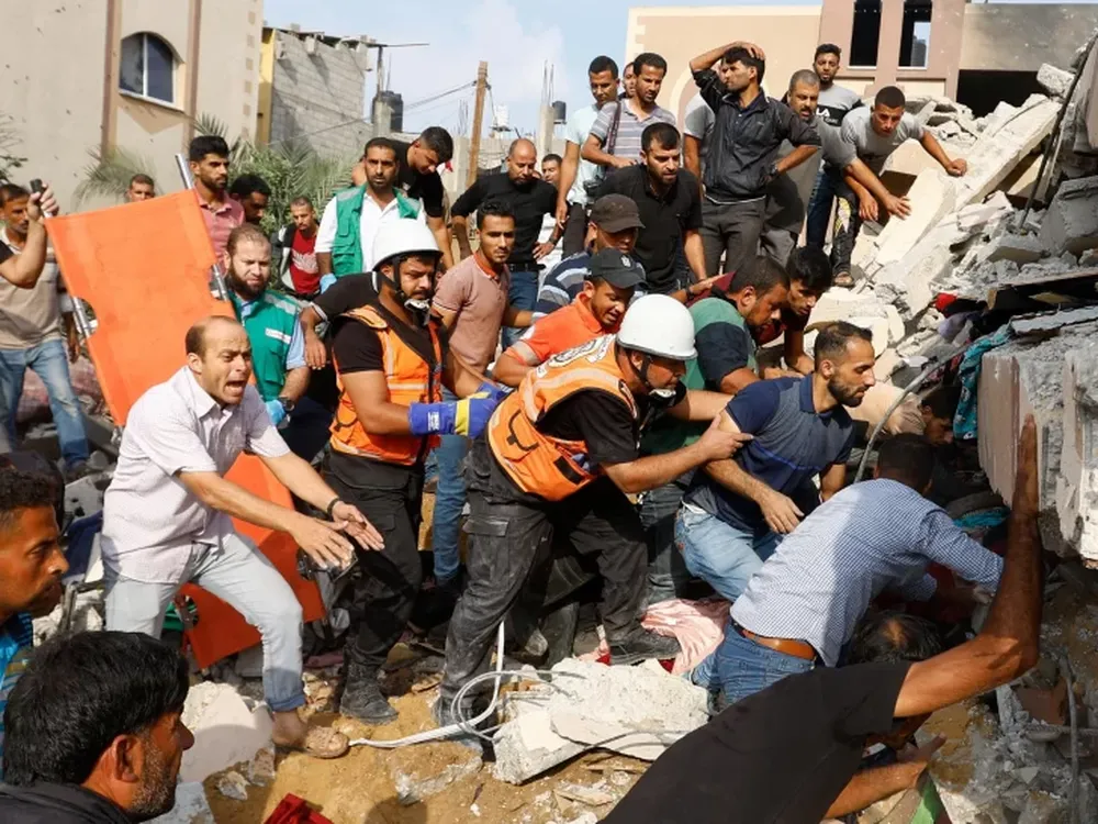 Más de 600 muertos en Israel y al menos cien cautivos en Gaza