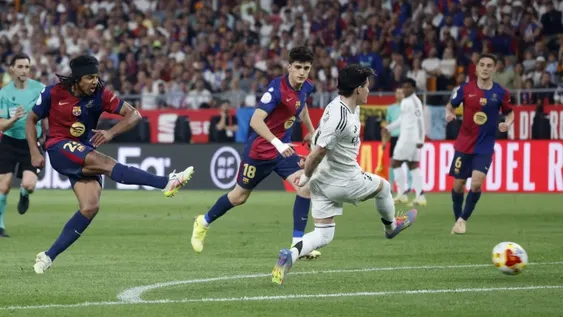DECISIVO. El francés Koundé se animó y le pegó desde afuera del área.Golazo para que Barcelona gane la Copa del Rey.