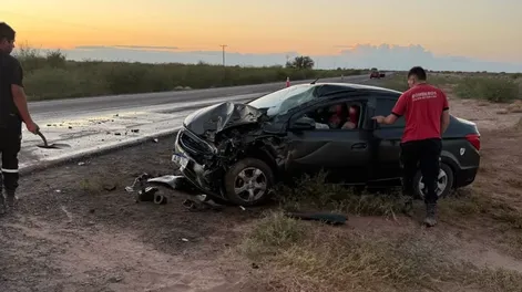 Un auto se estrelló con un camión atravesado en Ruta 20: debieron hospitalizar a dos personas