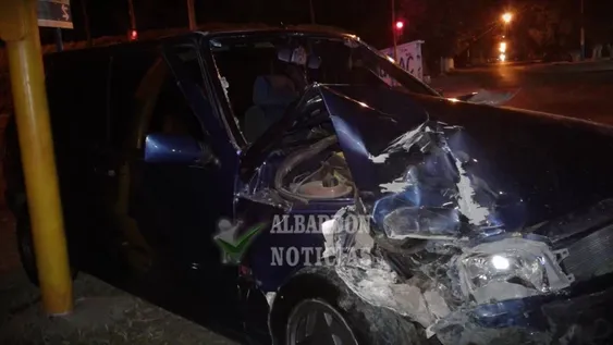 Dos vehículos chocaron en una esquina con semáforo