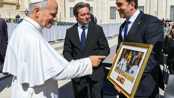 El vicepresidente corporativo de Programación Estratégica de CAF, Christian Asinelli, participó junto al intendente de Luján, Leonardo Boto, de la audiencia general en el Vaticano.FOTO:&nbsp;GENTILEZA