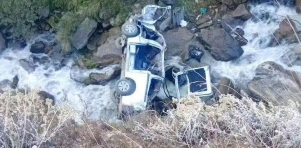 Cayó una camioneta con trabajadores mineros por un precipicio: hay muertos y heridos.