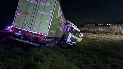 El auto del médico chocó contra un camión.