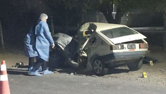 LETAL PARA UNA MUJER resultó el impacto de un camión Volvo contra el Fiat 147 en el que la víctima viajaba como acompañante. Otras tres personas que iban con ella quedaron graves.